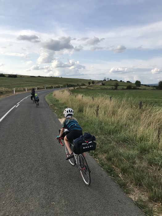 Kind + Fahrrad + Landstraße