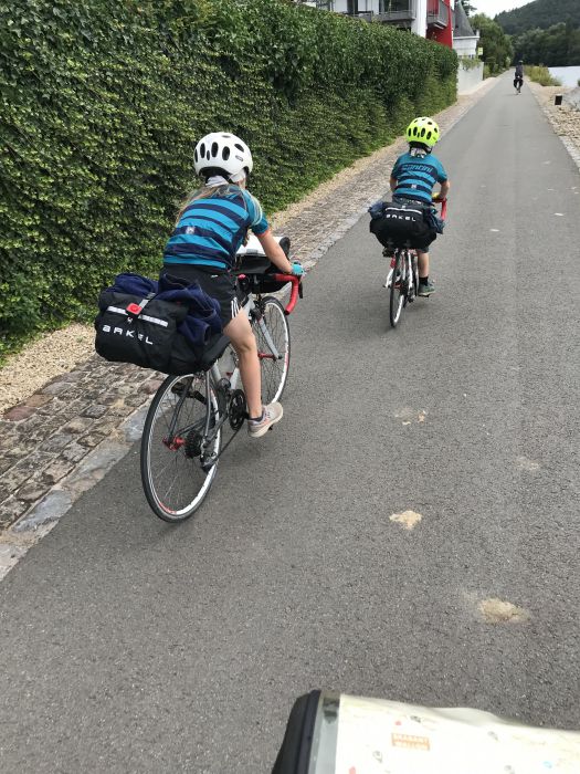 Kind + Fahrrad + Landstraße