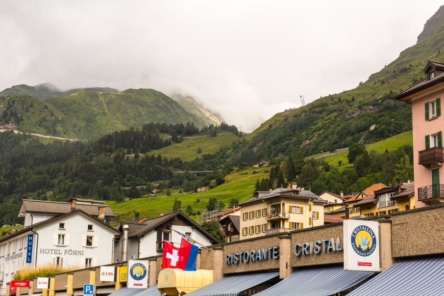 Klicke auf die Grafik für eine vergrößerte Ansicht  Name: 05 Abschiegsblick vom Bahnhofvorplatz in Airolo hinauf in Richtung Gotthardpass.jpg Ansichten: 307 Größe: 379,2 KB ID: 3004838