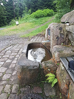 Brunnen an der Hahnenpfalzhütte