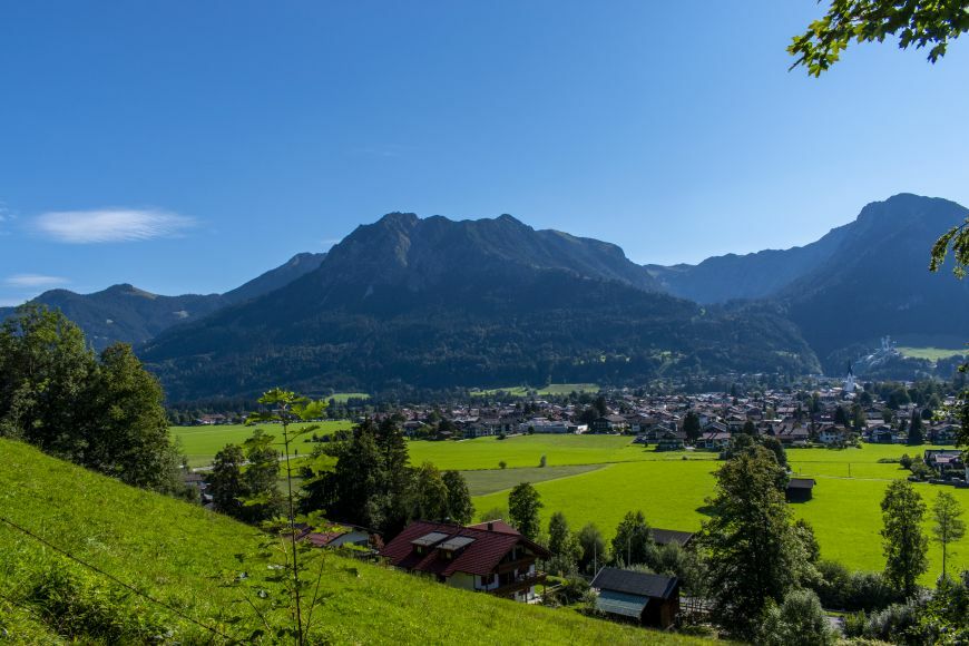 Klicke auf die Grafik für eine vergrößerte Ansicht  Name: 03 Oberstdorf mit Nebelhorn, dem Rubihorn und den Sonnenköpfen.jpg Ansichten: 0 Größe: 85,6 KB ID: 3025867