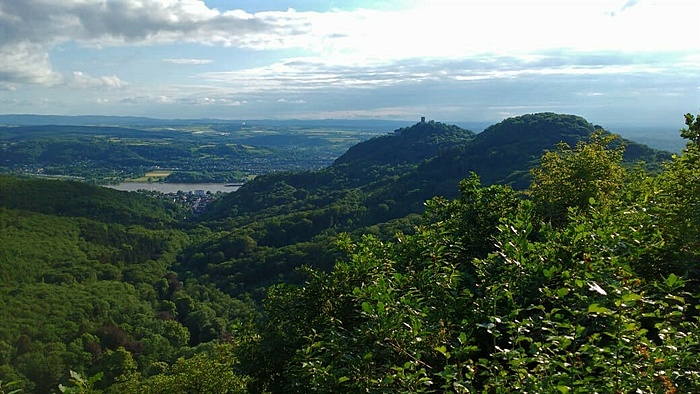 Klicke auf die Grafik für eine vergrößerte Ansicht

Name: wolkenburg und drachenfels (2).JPG
Ansichten: 361
Größe: 138,7 KB
ID: 3034655