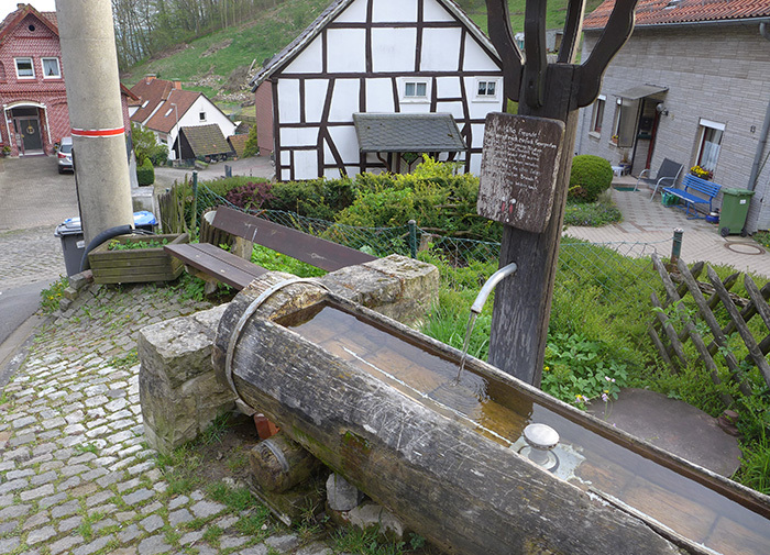 Klicke auf die Grafik für eine vergrößerte Ansicht

Name: Brunnen_Schaumburg.jpg
Ansichten: 425
Größe: 246,8 KB
ID: 3041928