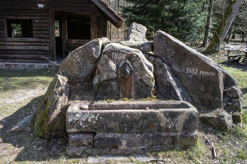 Klicke auf die Grafik für eine vergrößerte Ansicht

Name: 44 Brunnen am Hohlen Kastenbaum 01.jpg
Ansichten: 187
Größe: 129,4 KB
ID: 3056860