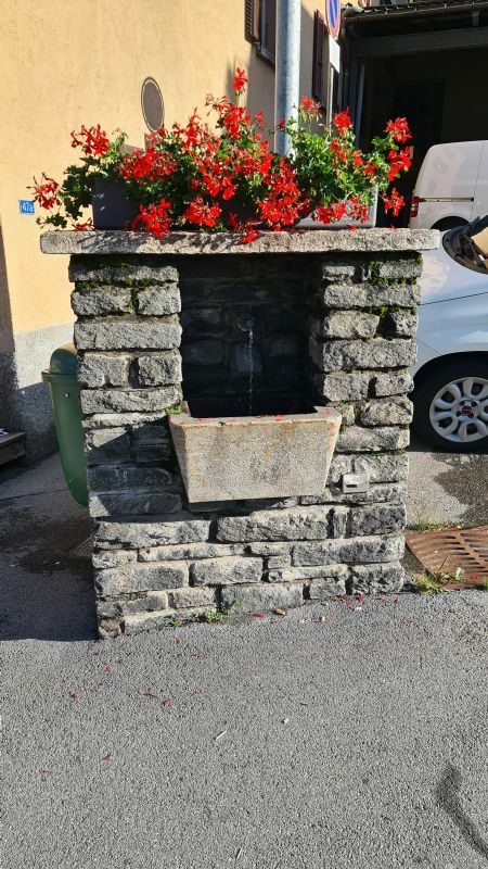 Klicke auf die Grafik für eine vergrößerte Ansicht  Name: 75 Brunnen in Airolo in der Via della Statzione 01.jpg Ansichten: 0 Größe: 117,5 KB ID: 3062503