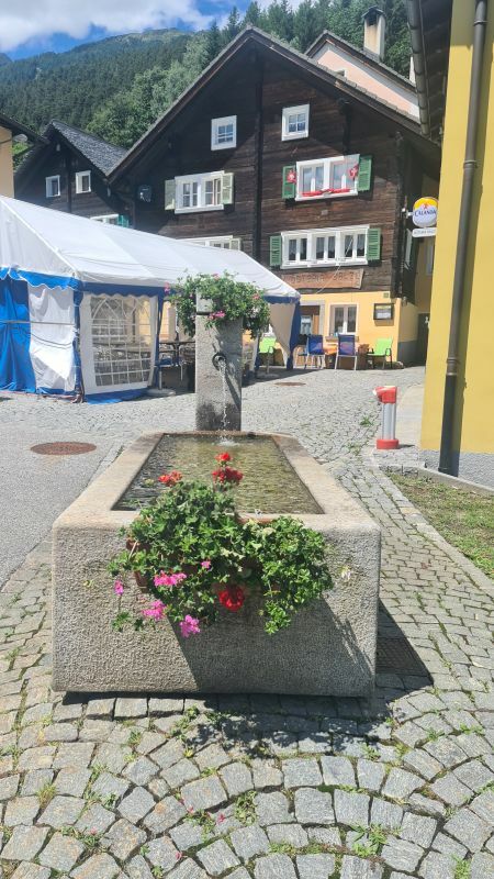 Klicke auf die Grafik für eine vergrößerte Ansicht

Name: 81 Brunnen in Osco vor Ristaurante Salzi 01.jpg
Ansichten: 107
Größe: 104,6 KB
ID: 3062553