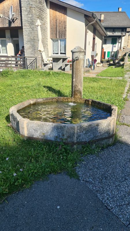 Klicke auf die Grafik für eine vergrößerte Ansicht

Name: 89 Brunnen in Cavagnago 01.jpg
Ansichten: 112
Größe: 114,4 KB
ID: 3062601