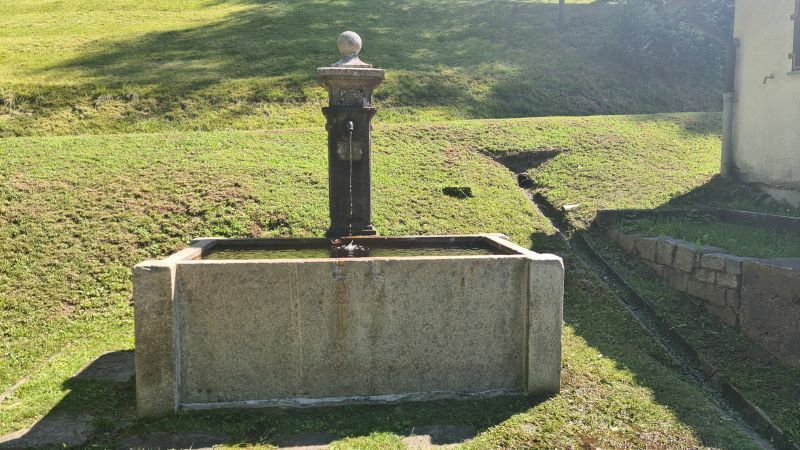 Klicke auf die Grafik für eine vergrößerte Ansicht

Name: 92 Brunnen hinter Diganengo 01.jpg
Ansichten: 107
Größe: 99,3 KB
ID: 3062610
