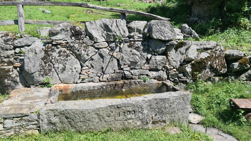 Klicke auf die Grafik für eine vergrößerte Ansicht

Name: 93 Brunnen in Corecco 01.jpg
Ansichten: 105
Größe: 142,5 KB
ID: 3062615
