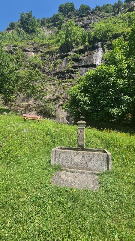 Klicke auf die Grafik für eine vergrößerte Ansicht

Name: 94 Brunnen am Ortsrand von Pollegio 02.jpg
Ansichten: 96
Größe: 142,2 KB
ID: 3062619