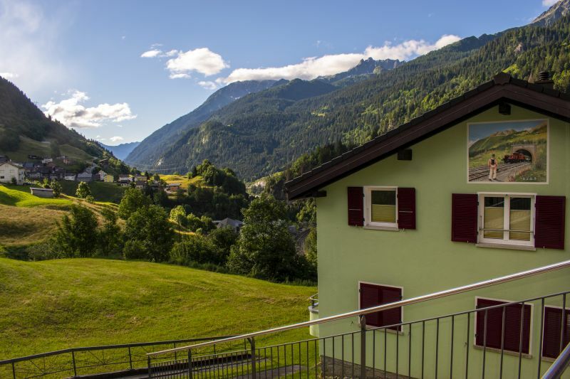 Klicke auf die Grafik für eine vergrößerte Ansicht  Name: 03 Die Eisenbahnvergangenheit lebt in Airolo.jpg Ansichten: 0 Größe: 79,4 KB ID: 3064300