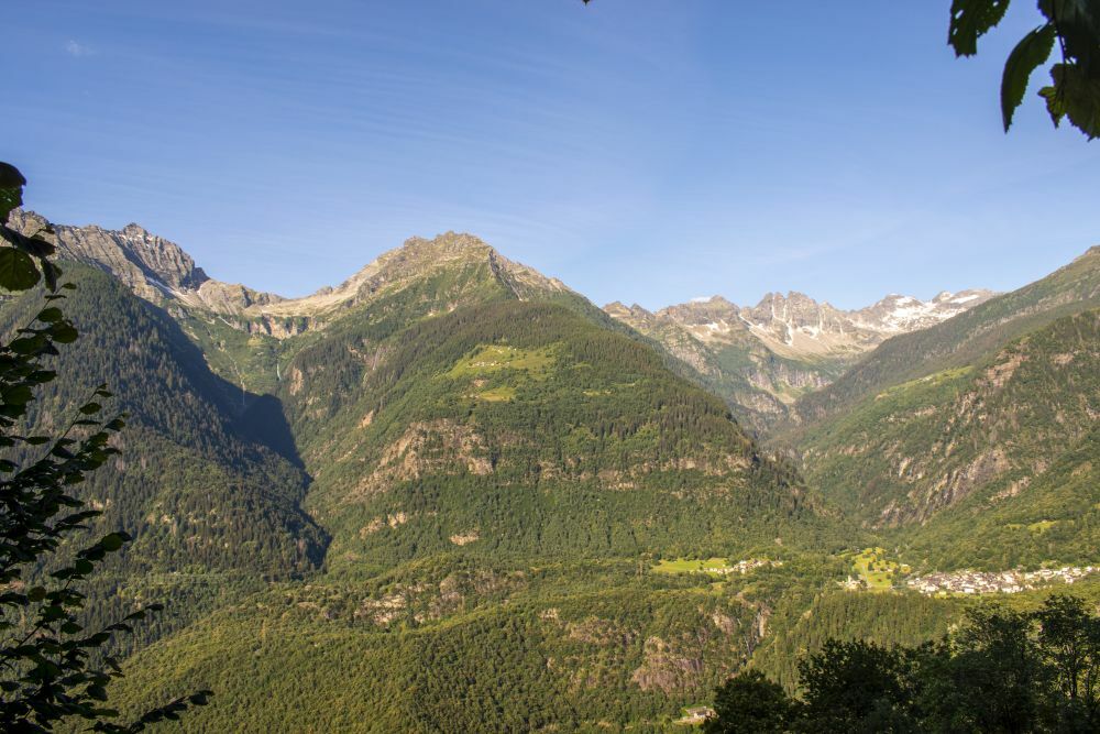 Klicke auf die Grafik für eine vergrößerte Ansicht

Name: 02 Die Tessiner Alpen auf dem Weg nach Süden.jpg
Ansichten: 397
Größe: 130,7 KB
ID: 3072025