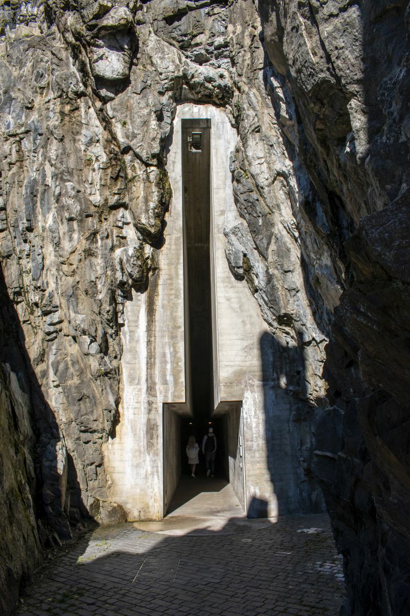 Klicke auf die Grafik für eine vergrößerte Ansicht  Name: 04 Der Eingang zum Aufgang auf die Castelgrande.jpg Ansichten: 0 Größe: 231,1 KB ID: 3073910