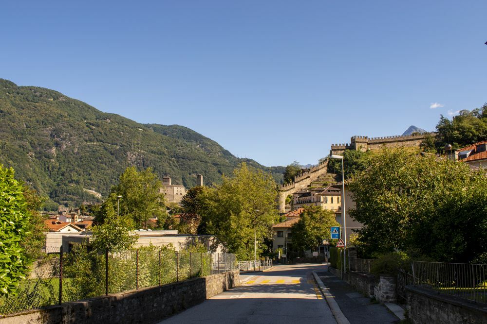 Klicke auf die Grafik für eine vergrößerte Ansicht  Name: 10 Ein letzter Blick zurück auf in Richtung Altstadt von Bellinzona.jpg Ansichten: 0 Größe: 136,8 KB ID: 3073916