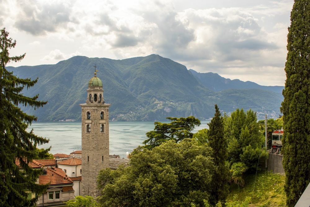 Klicke auf die Grafik für eine vergrößerte Ansicht  Name: 08 Die Cattedrale di San Lorenzo am Bahnhof von Lugano.jpg Ansichten: 0 Größe: 137,1 KB ID: 3077736