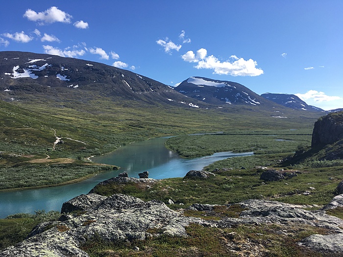 Blick von der Alesjaurestugorna den Aliseatnu hinauf