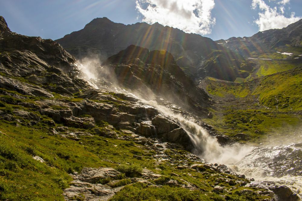 Klicke auf die Grafik für eine vergrößerte Ansicht  Name: 19 Abstieg entlang eines wilden Wasserfalls.jpg Ansichten: 0 Größe: 160,4 KB ID: 3082975