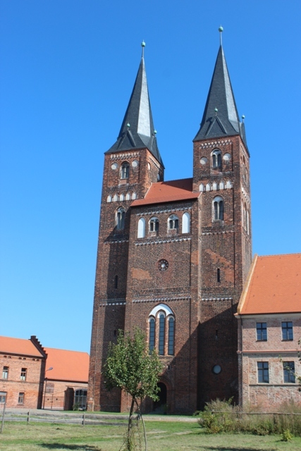 Klicke auf die Grafik für eine vergrößerte Ansicht  Name: 0909-2 Jerichow Kirche gesamt.JPG Ansichten: 0 Größe: 132,0 KB ID: 3102842
