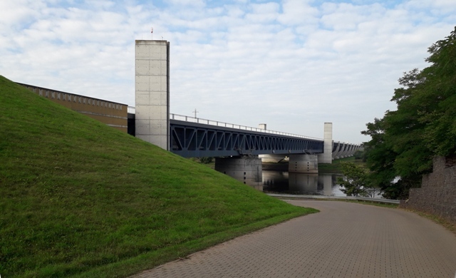 Klicke auf die Grafik für eine vergrößerte Ansicht  Name: 0910-3 Trogbruecke gesamt.jpg Ansichten: 0 Größe: 104,6 KB ID: 3102849