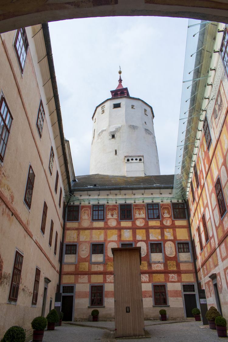 Klicke auf die Grafik für eine vergrößerte Ansicht

Name: 11 Burg Forchtenstein ist noch nicht für bereit für Touristen.jpg
Ansichten: 4375
Größe: 133,1 KB
ID: 3126031