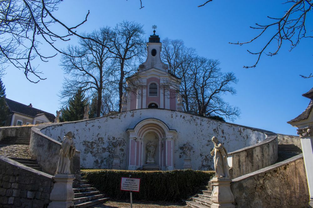 Klicke auf die Grafik für eine vergrößerte Ansicht  Name: 15 Der Kreuzweg am Kavalerienberg von Heiligenkreuz.jpg Ansichten: 0 Größe: 145,3 KB ID: 3127349