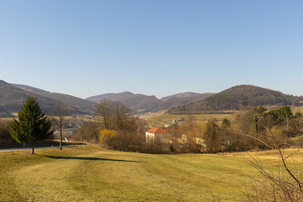Klicke auf die Grafik für eine vergrößerte Ansicht  Name: 05 Mayerling mit Kritschenkogel (rechts) und Peilstein.jpg Ansichten: 0 Größe: 98,8 KB ID: 3127781
