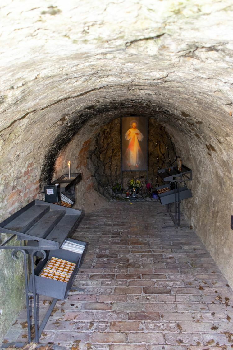 Klicke auf die Grafik für eine vergrößerte Ansicht  Name: 02 Die Lourdesgrotte vom Stift Heiligenkreuz.jpg Ansichten: 0 Größe: 168,5 KB ID: 3127783