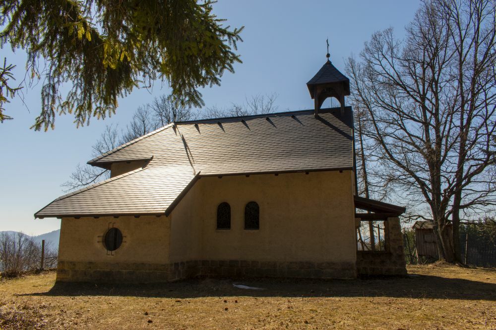Klicke auf die Grafik für eine vergrößerte Ansicht  Name: 06 Eine Kapelle steht am Waldrand von Hohenegg .jpg Ansichten: 0 Größe: 159,1 KB ID: 3128148