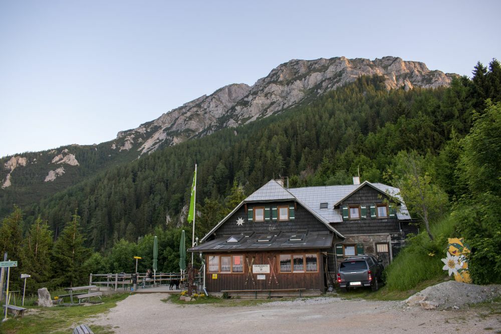 Klicke auf die Grafik für eine vergrößerte Ansicht  Name: 05 Die Edelweißhütte vor dem Schneeberg - diesmal ohne Schnee.jpg Ansichten: 0 Größe: 119,0 KB ID: 3142258
