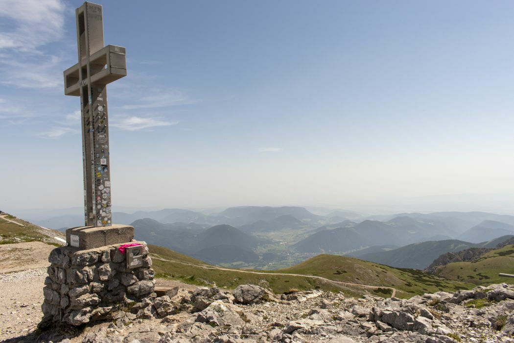 Klicke auf die Grafik für eine vergrößerte Ansicht  Name: 14 Das Gipfelkreuz auf dem Klosterwappen.jpg Ansichten: 0 Größe: 94,1 KB ID: 3143844