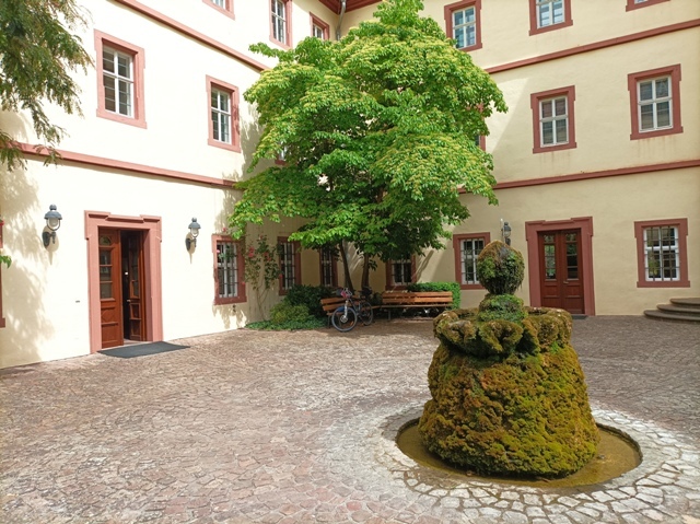 Klicke auf die Grafik für eine vergrößerte Ansicht

Name: 6_3 Triefenstein Hof.jpg
Ansichten: 551
Größe: 174,0 KB
ID: 3144362