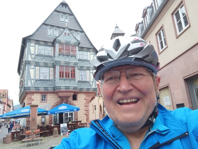 Klicke auf die Grafik für eine vergrößerte Ansicht

Name: 7_6 Miltbg selfie.jpg
Ansichten: 541
Größe: 127,3 KB
ID: 3144453