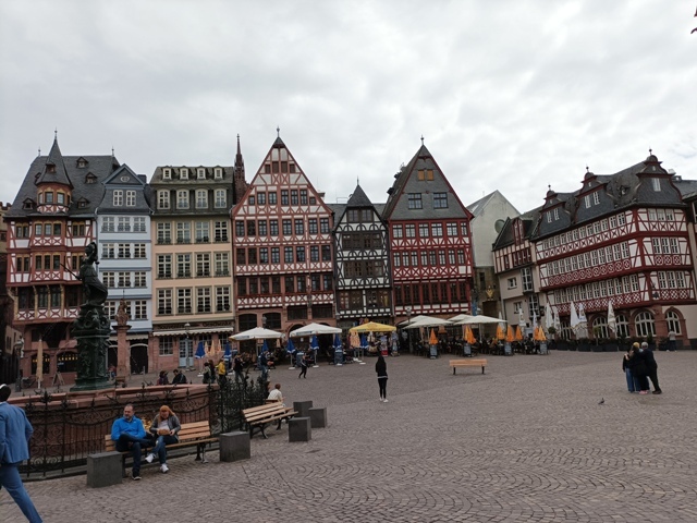 Klicke auf die Grafik für eine vergrößerte Ansicht

Name: 9_7 FfM Markt.jpg
Ansichten: 509
Größe: 142,1 KB
ID: 3144704