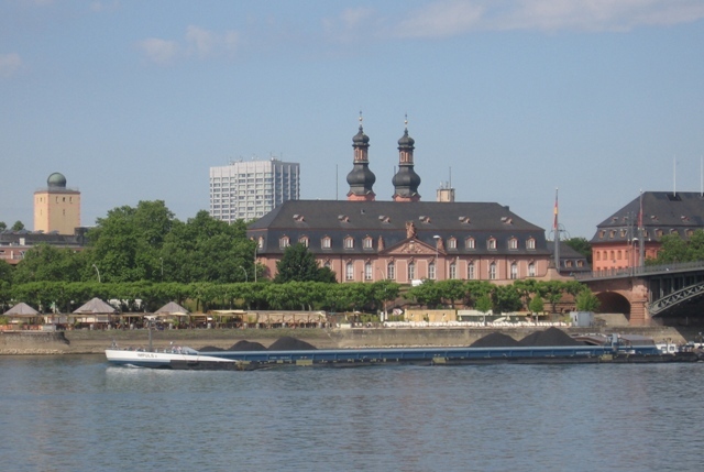 Klicke auf die Grafik für eine vergrößerte Ansicht

Name: 010_2_Mainz 2.JPG
Ansichten: 482
Größe: 111,1 KB
ID: 3145200