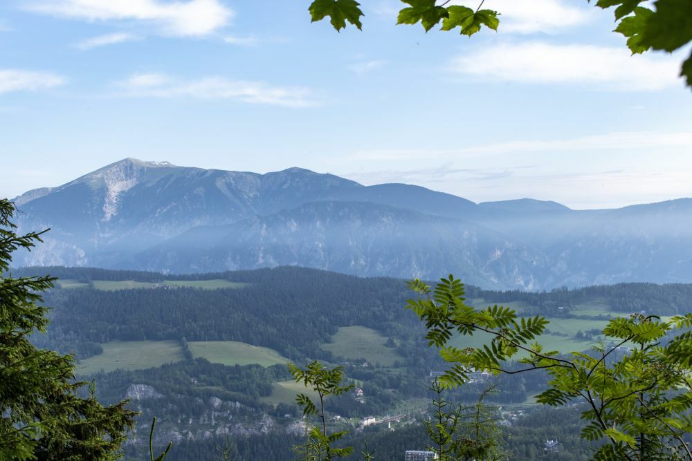 Klicke auf die Grafik für eine vergrößerte Ansicht  Name: 02 Der Schneeberg präsentiert sich ohne Schnee mit seinen beiden Gipfeln.jpg Ansichten: 0 Größe: 89,8 KB ID: 3146963