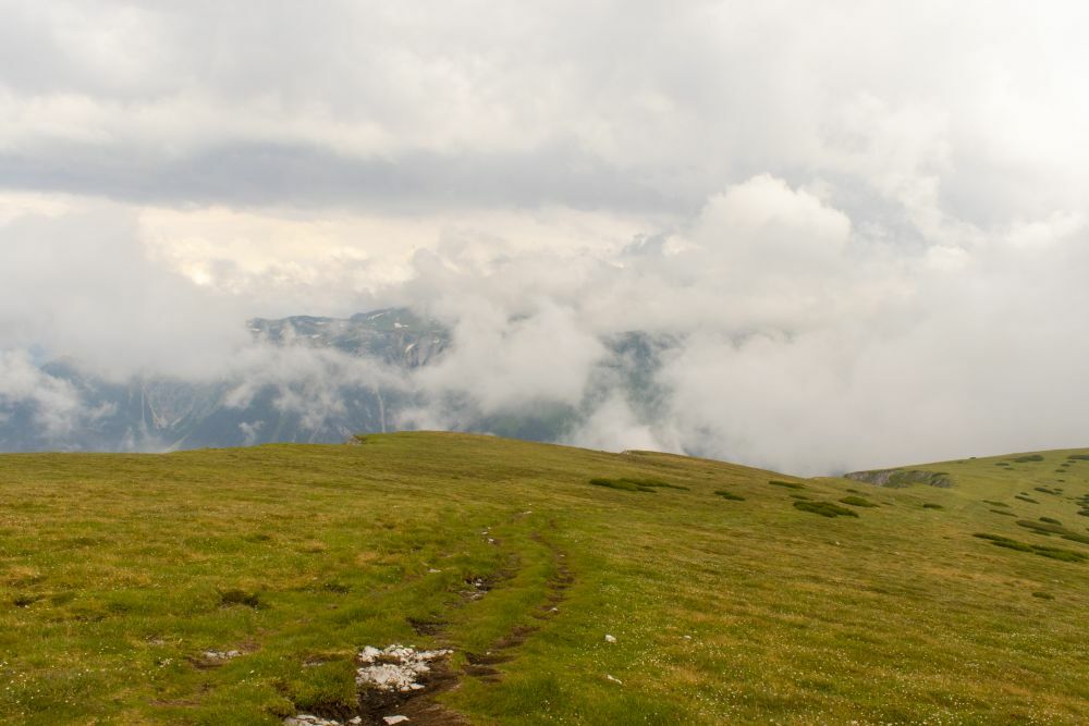Klicke auf die Grafik für eine vergrößerte Ansicht  Name: 04 Schöner Weg zum Abstieg mit sporadischem Blick auf die Schneeal.jpg Ansichten: 0 Größe: 74,8 KB ID: 3148420