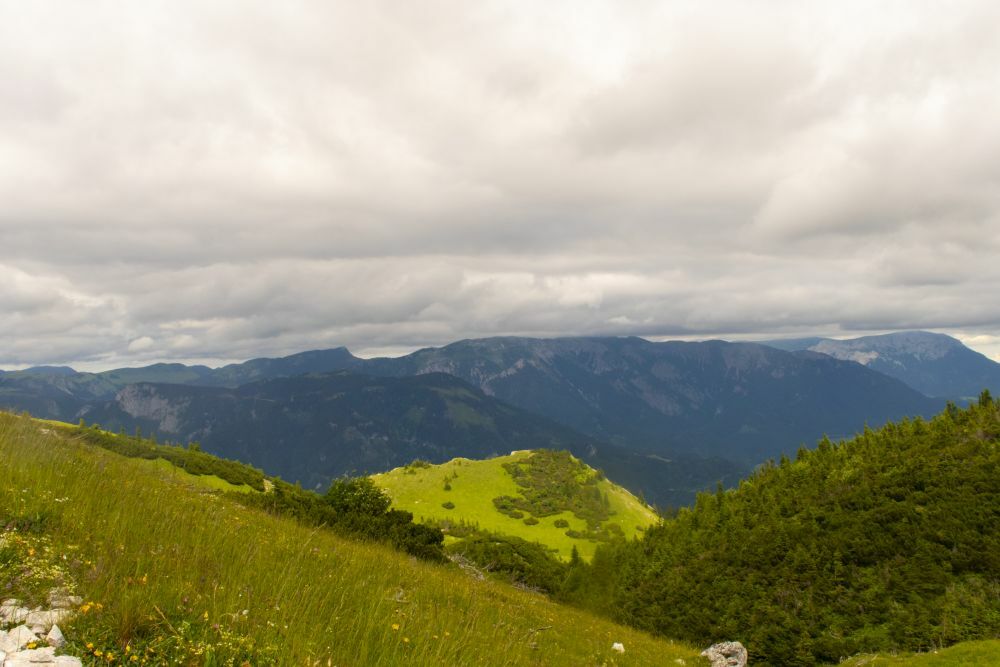Klicke auf die Grafik für eine vergrößerte Ansicht  Name: 14 Schneealpe und Rax hängen noch in den Wolken.jpg Ansichten: 0 Größe: 75,0 KB ID: 3150892