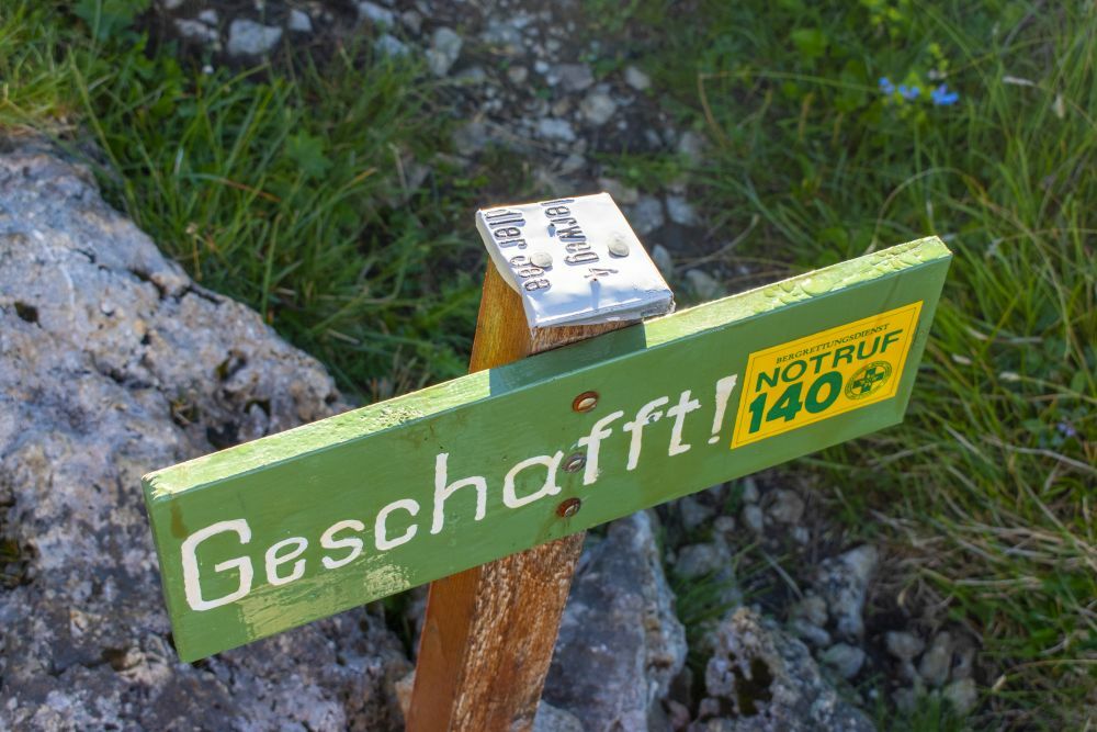 Klicke auf die Grafik für eine vergrößerte Ansicht  Name: 03 Da wurde ein E4-Schild weiterverarbeitet.jpg Ansichten: 0 Größe: 114,4 KB ID: 3152191