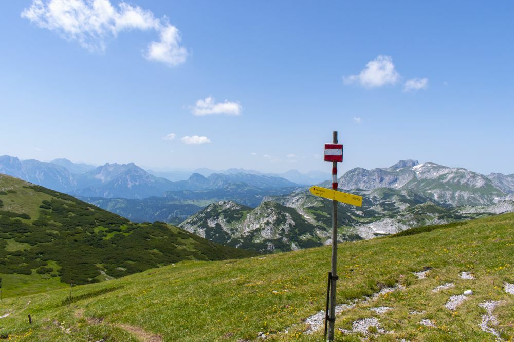 Klicke auf die Grafik für eine vergrößerte Ansicht  Name: 17 Grandioses Alpenpanorama am Abstieg zur Häuslalm.jpg Ansichten: 0 Größe: 107,2 KB ID: 3154047