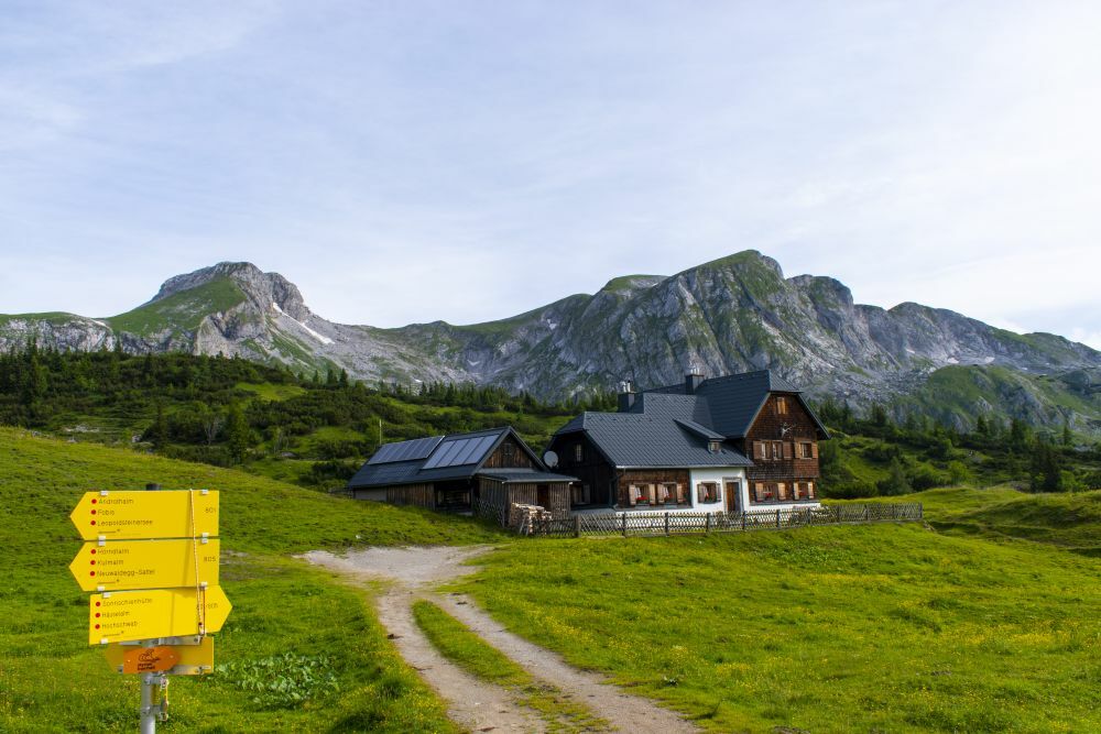 Klicke auf die Grafik für eine vergrößerte Ansicht  Name: 01 Eine der Hütten auf der Sonnschienalm.jpg Ansichten: 0 Größe: 110,6 KB ID: 3154866
