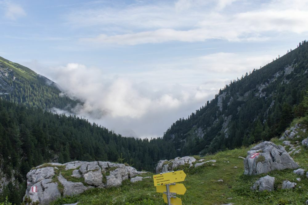 Klicke auf die Grafik für eine vergrößerte Ansicht  Name: 01 Das Tal liegt noch in Wolken.jpg Ansichten: 0 Größe: 92,9 KB ID: 3156716