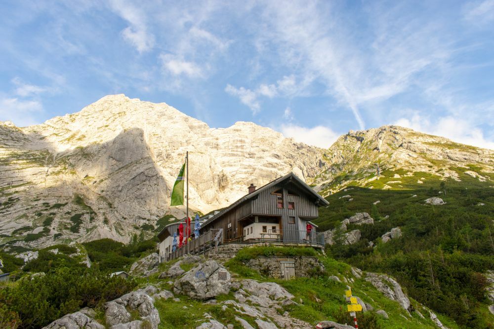 Klicke auf die Grafik für eine vergrößerte Ansicht  Name: 02 Die Hesshütte vor dem Hochtor am Morgen.jpg Ansichten: 0 Größe: 136,8 KB ID: 3156719