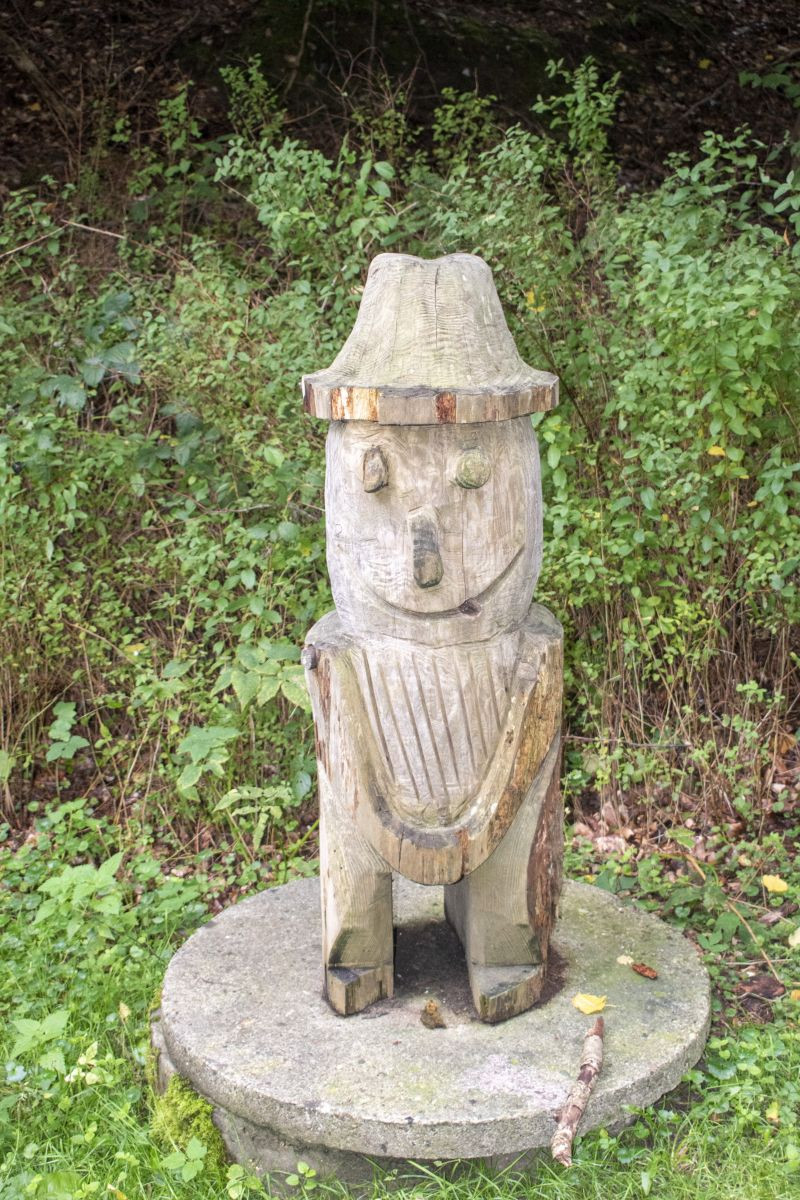 Klicke auf die Grafik für eine vergrößerte Ansicht  Name: 19 Holzfigur am E1 zwischen Aschberg und Lottdorf.jpg Ansichten: 0 Größe: 401,5 KB ID: 3199377