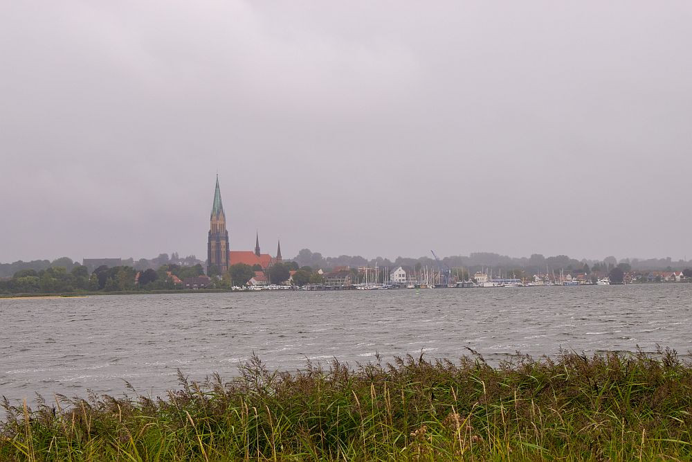Klicke auf die Grafik für eine vergrößerte Ansicht  Name: 13 Schleswig auf der anderen Seite der Schlei liegt im leichten Regen.jpg Ansichten: 0 Größe: 166,7 KB ID: 3200503