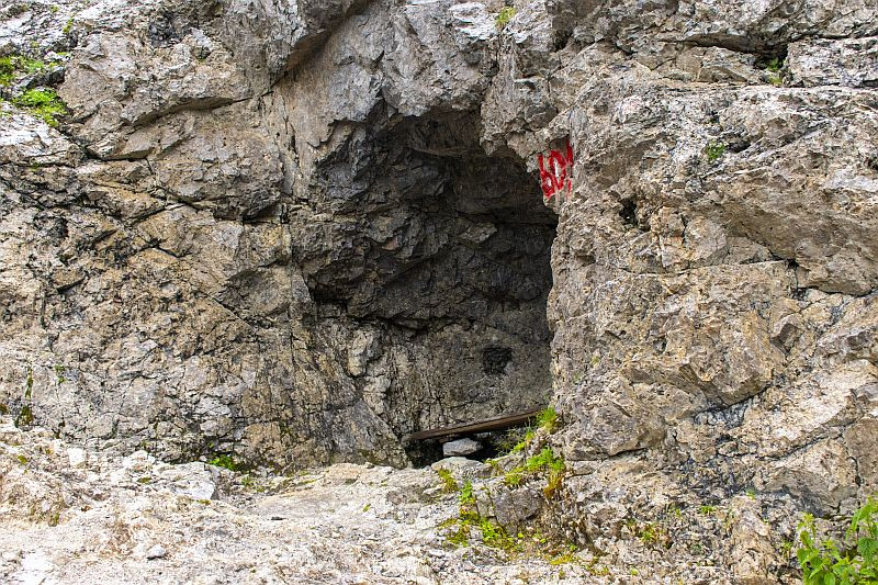 Klicke auf die Grafik für eine vergrößerte Ansicht  Name: 204 Unterstand zwischen Anhalterhütte und Hahntenjoch 03.jpg Ansichten: 0 Größe: 296,0 KB ID: 3232485