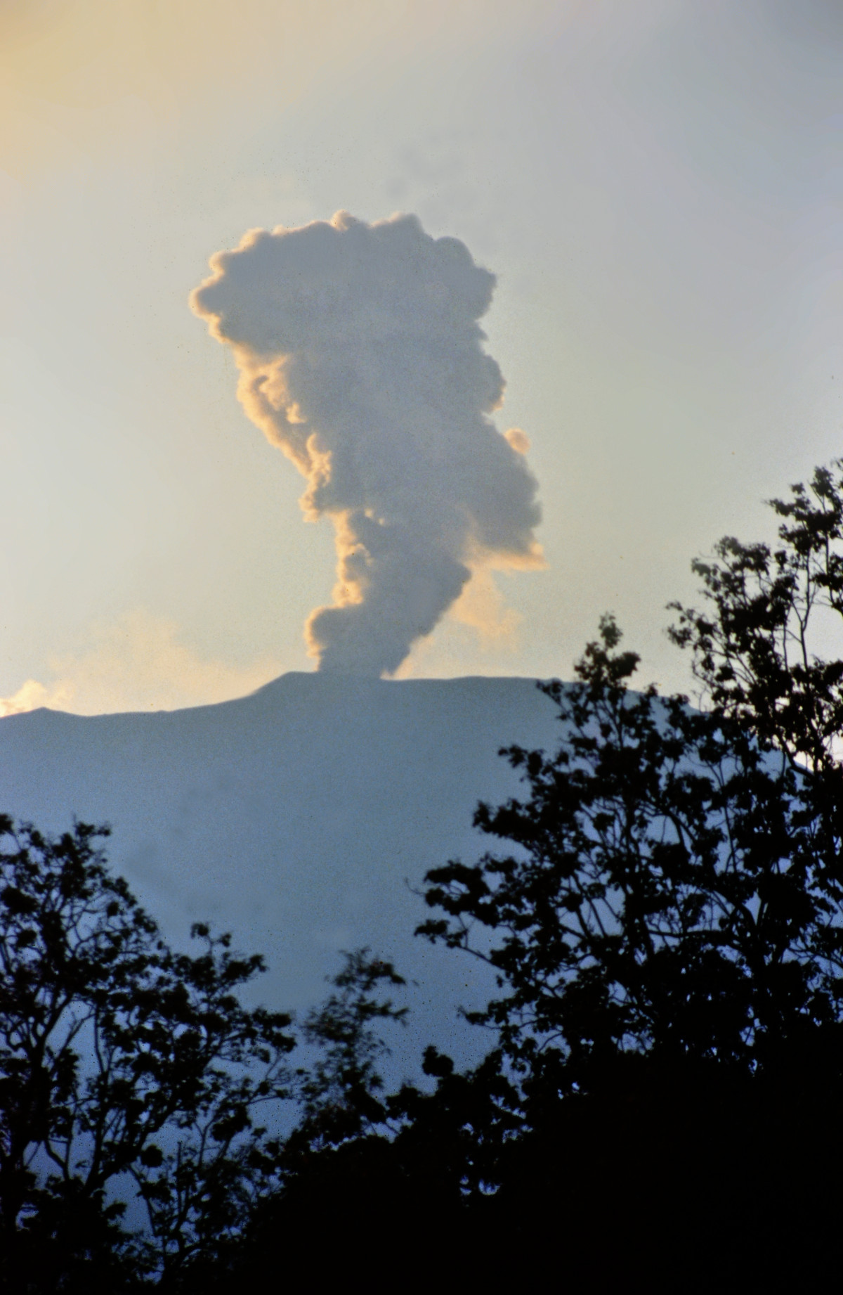 Klicke auf die Grafik für eine vergrößerte Ansicht  Name: 1980s West Sumatra Merapi eruption vert.jpg Ansichten: 0 Größe: 400,7 KB ID: 3233389