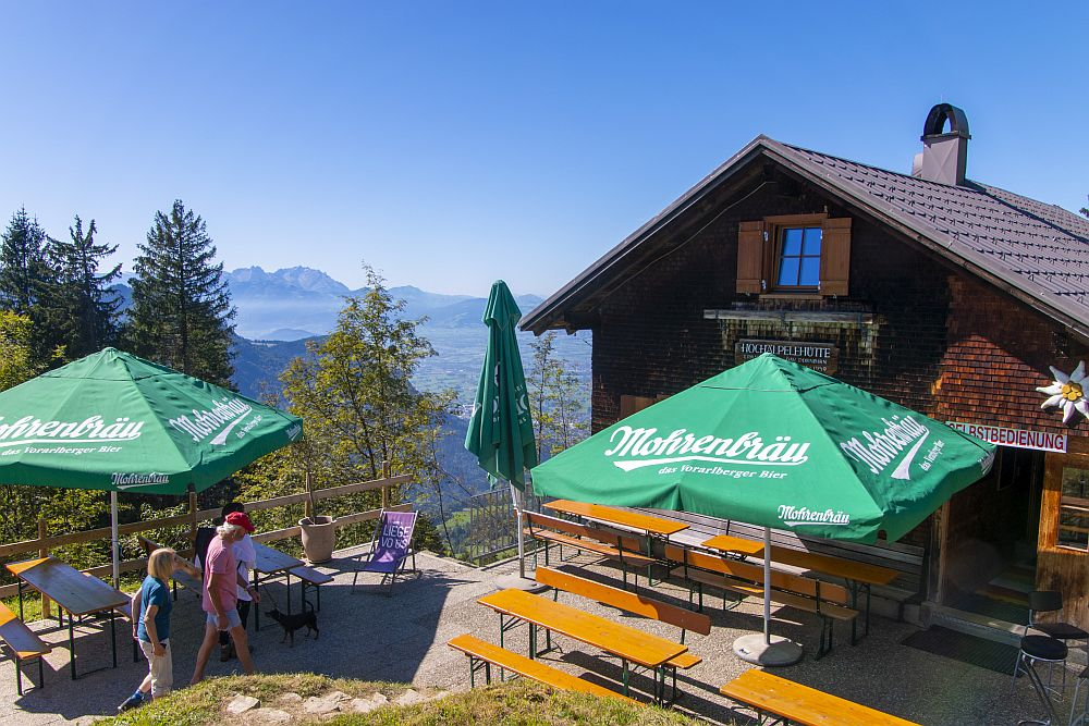 Die Hochälpelehütte mit der Schweiz im Hintergrund