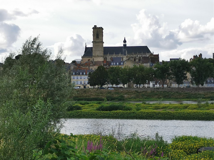 Blick vom Campingplatz auf Nevers über die Loire