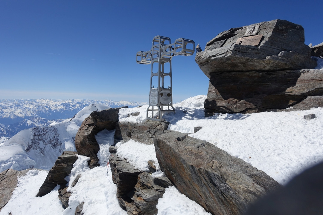 Klicke auf die Grafik für eine vergrößerte Ansicht  Name: 15_Gipfelkreuz_Dufourspitze.jpg Ansichten: 0 Größe: 215,2 KB ID: 3321440