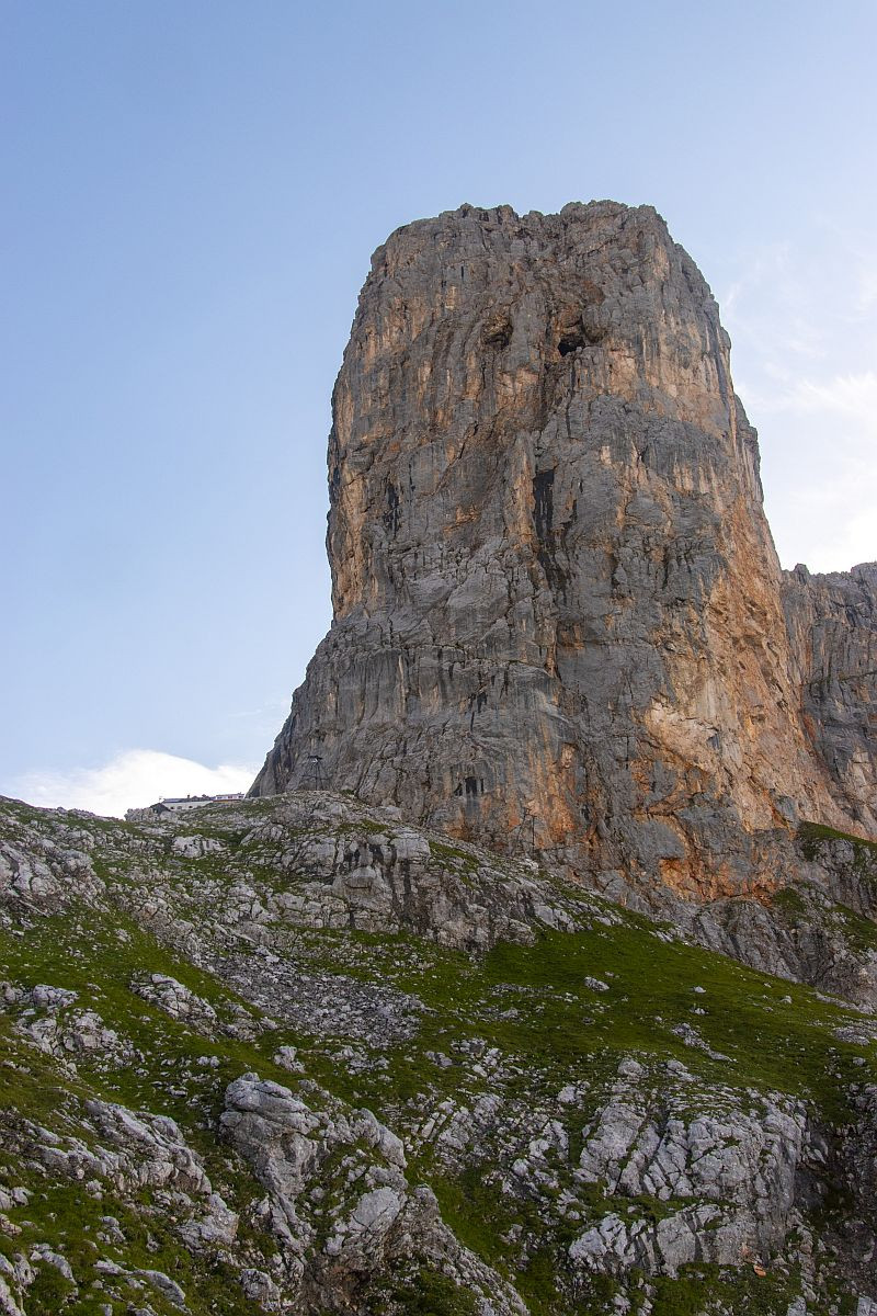 Klicke auf die Grafik für eine vergrößerte Ansicht  Name: 06 Der Sommerstein mit dem Riemannhaus daneben.jpg Ansichten: 0 Größe: 348,9 KB ID: 3327226